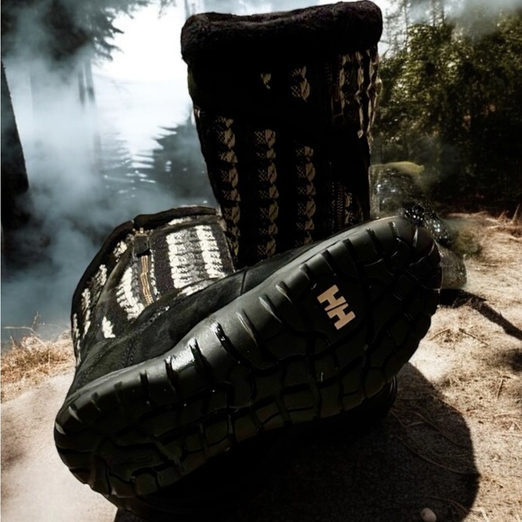 Helly Hansen Women’s Black and White Check knit and Suede Winter Boots. - Picture 7 of 8